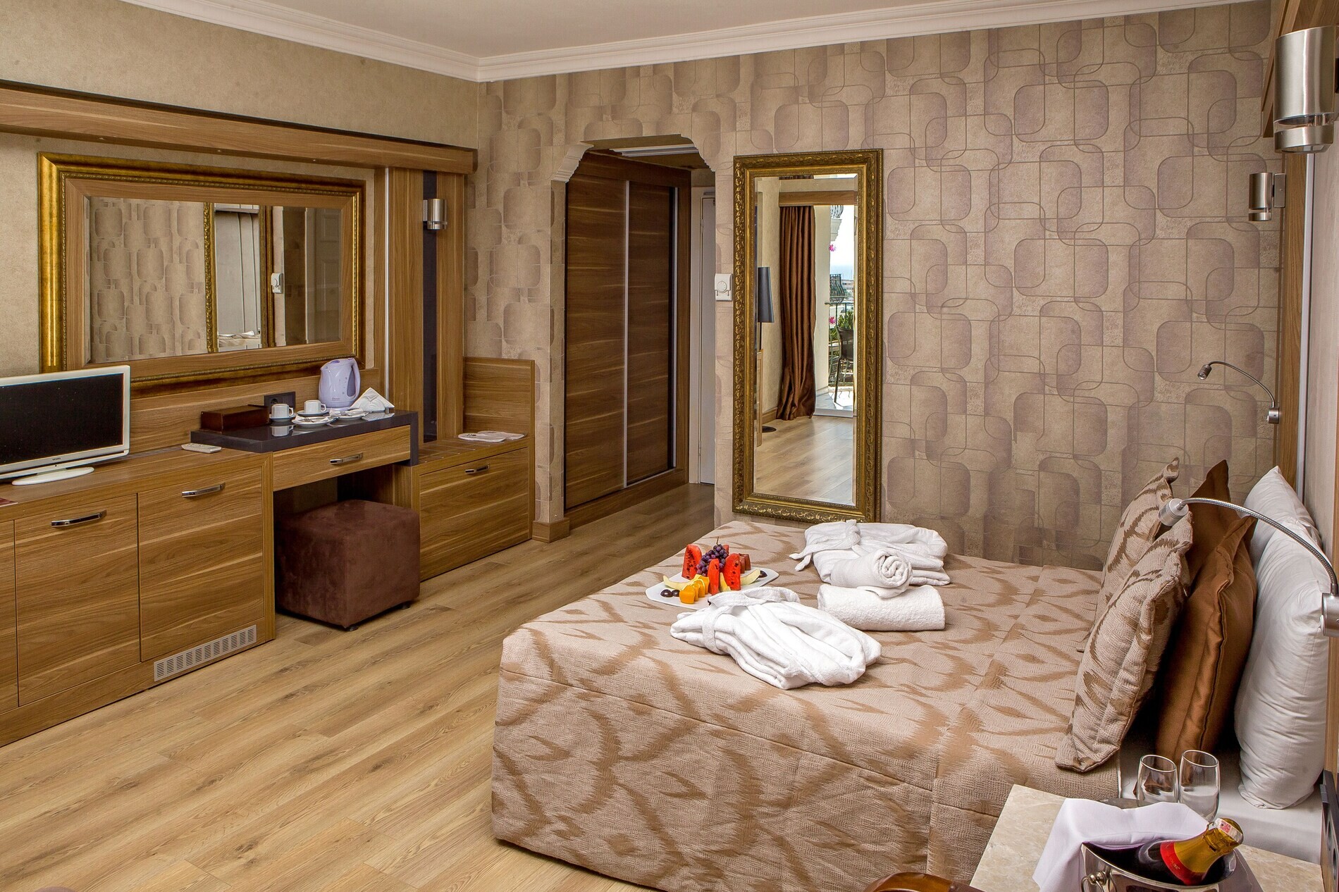 Laur Hotels