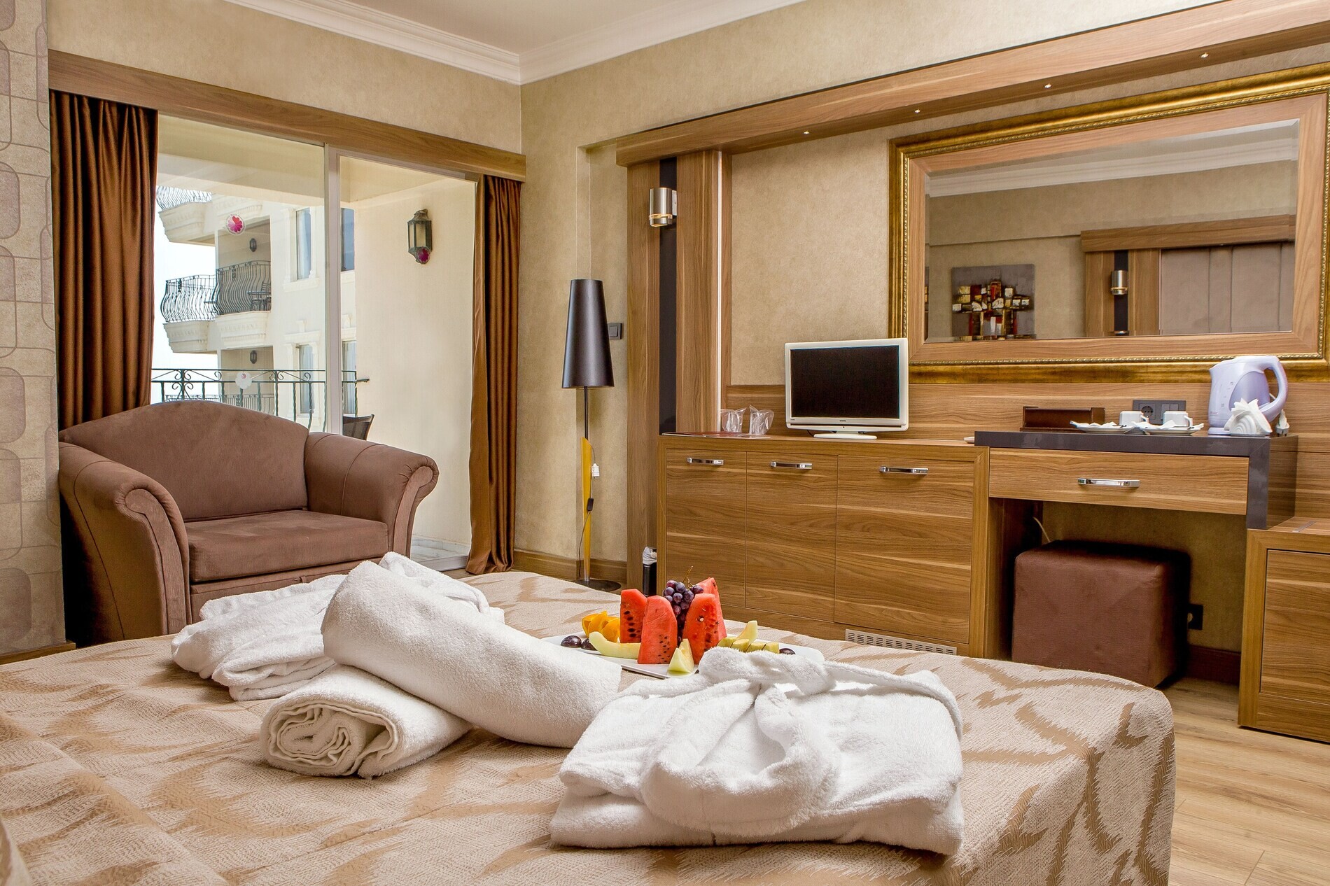 Laur Hotels
