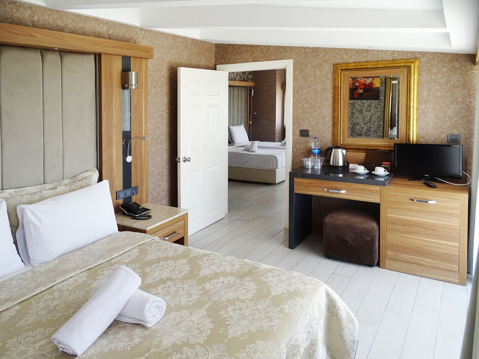 Laur Hotels