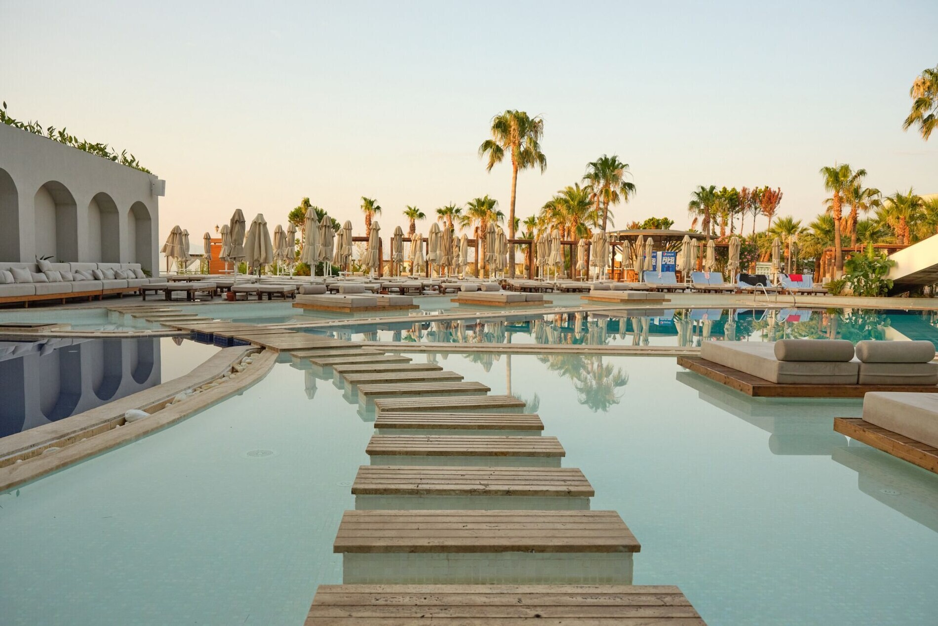 Laur Hotels