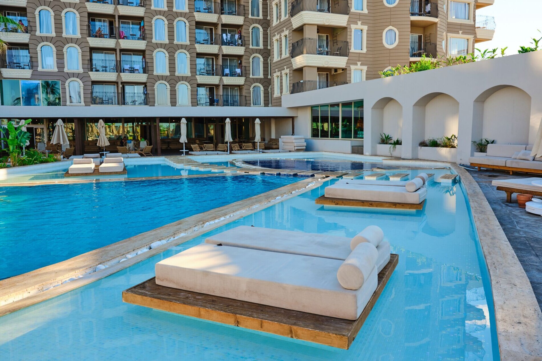 Laur Hotels